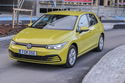 Gul Volkswagen Golf vid gatsten
