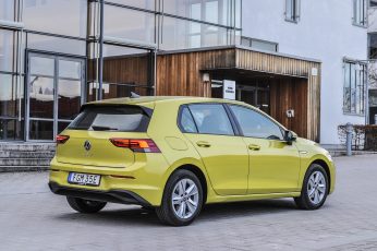 Nya Volkswagen Golf framför byggnad
