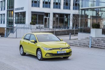 Volkswagen Golf på en gata