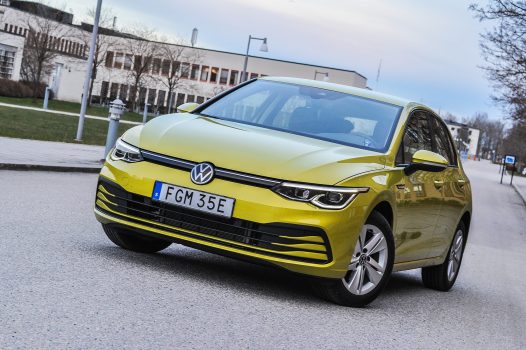 Limegul Volkswagen Golf framifrån