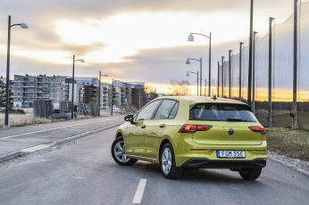 Gul Volkswagen Golf 8 i skymningssolen