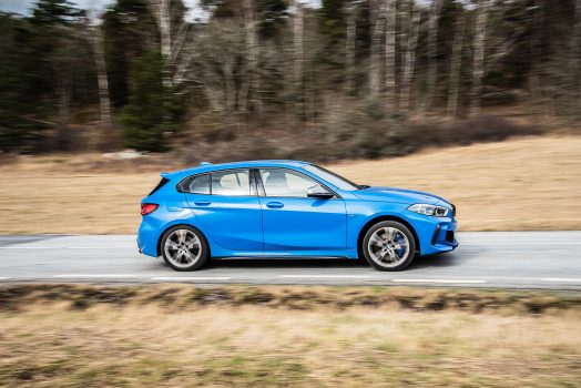 Blå BMW M135i accelererar