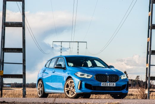 Blå BMW M135i under elledningar