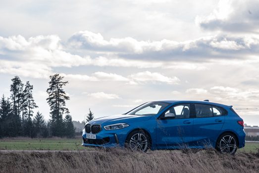 Blå BMW M135i bakom gräs