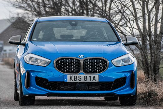 Blå BMW M135i framifrån