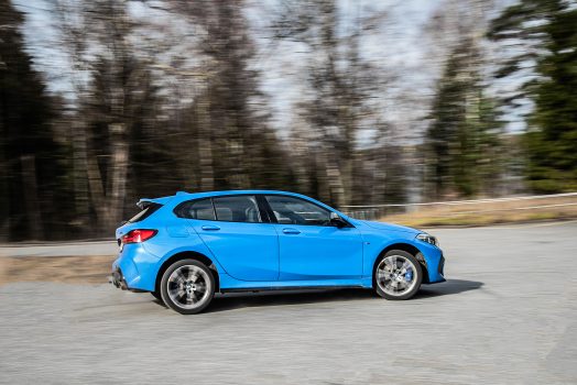 Blå BMW M135i svänger hårt