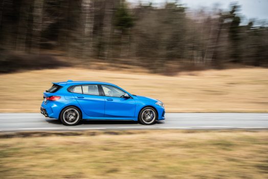 Blå BMW M135i passerar