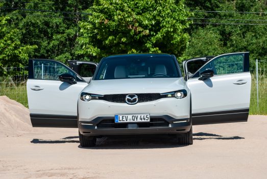 En vit Mazda MX-30 framifrån med öppna dörrar