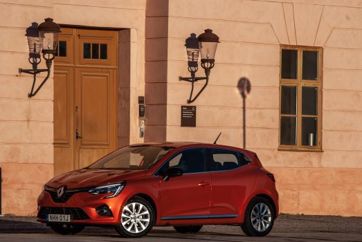 Orange Renault Clio snett från sidan