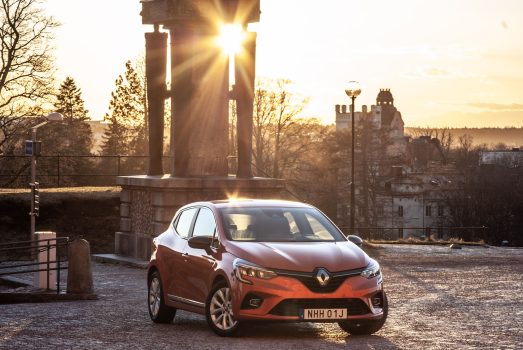 Orange Renault Clio och sol