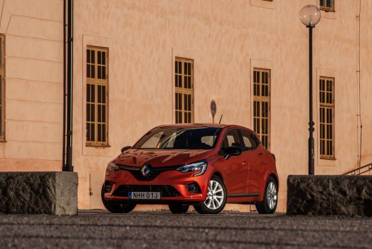 Orange Renault Clio snett framifrån
