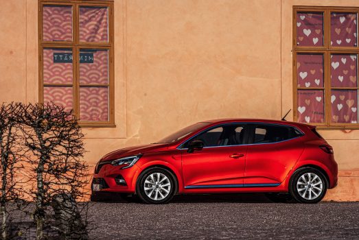 Orange Renault Clio från sidan