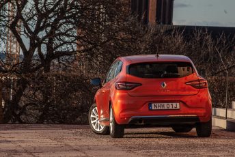 Orange Renault Clio bakifrån