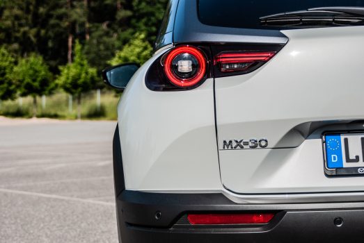 Baklykta och emblem på en vit Mazda MX-30