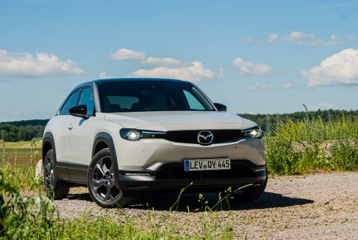 En vit Mazda MX-30 snett framifrån
