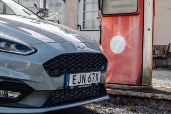 Närbild på fronten på an Ford Fiesta ST