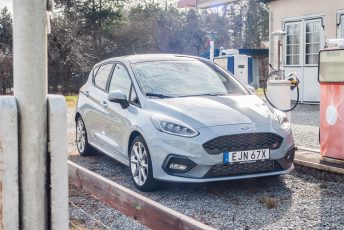 Ford Fiesta ST snett framifrån vid gammal bensinpump