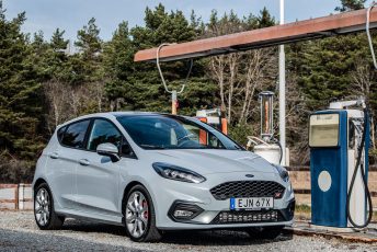 Ford Fiesta ST snett framifrån vid gammal bensinpump