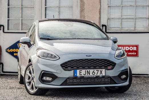 Grå Ford Fiesta ST framifrån