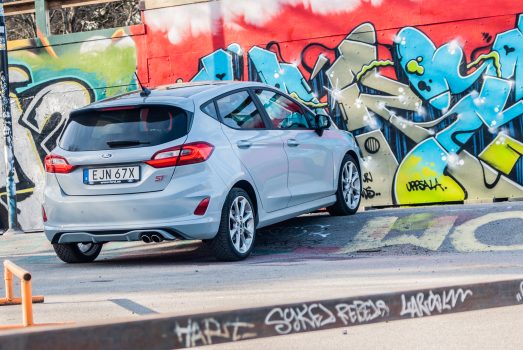 Ford Fiesta ST snett bakifrån mot en graffitivägg
