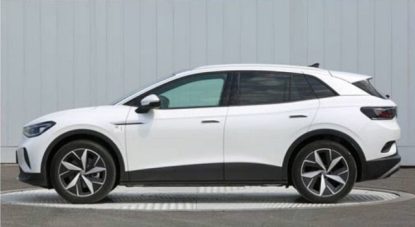 Vit Volkswagen ID.4 från sidan