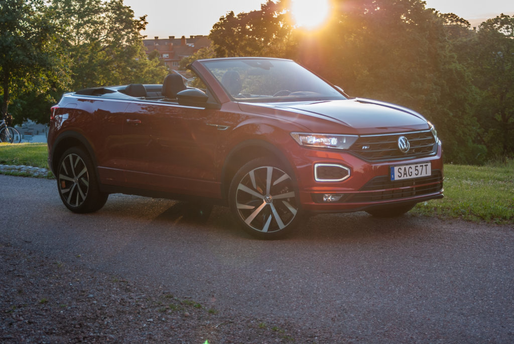 Röd Volkswagen T-Roc Cabriolet i solnedgången