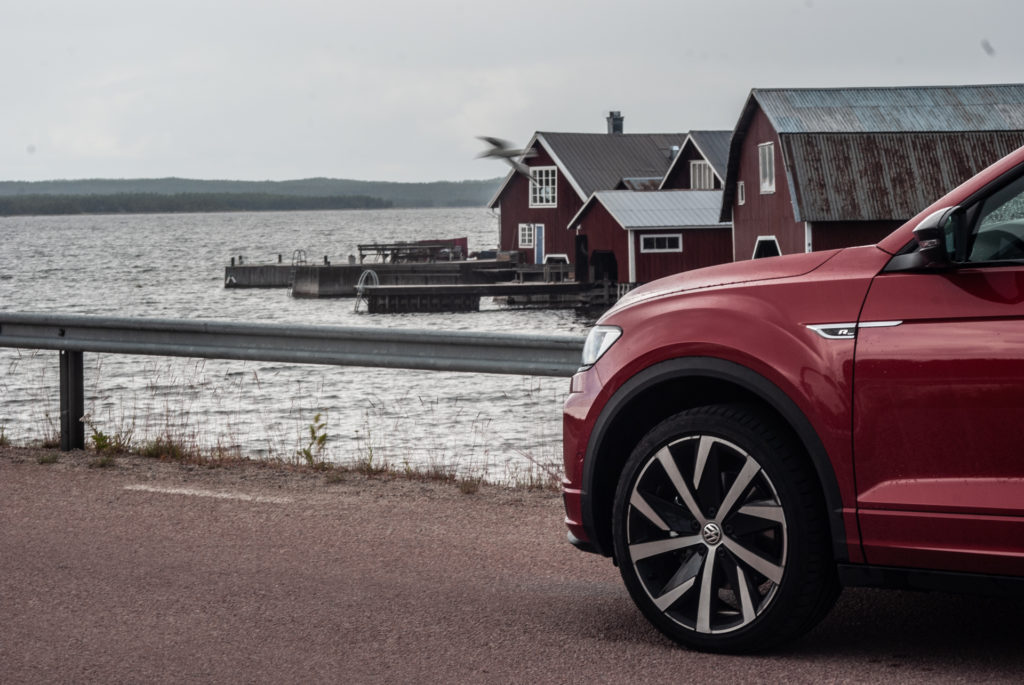 Röd Volkswagen T-Roc Cabriolet vid havet