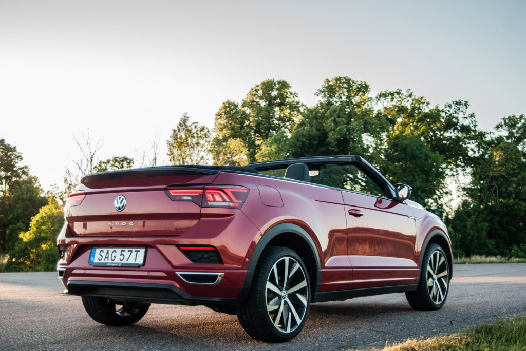 Röd Volkswagen T-Roc Cabriolet snett bakifrån