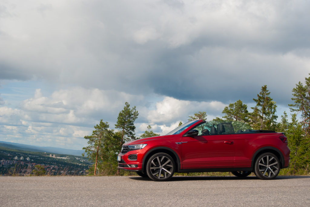 Röd Volkswagen T-Roc Cabriolet högt uppe