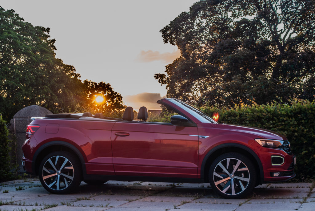 Röd Volkswagen T-Roc Cabriolet och solnedgång