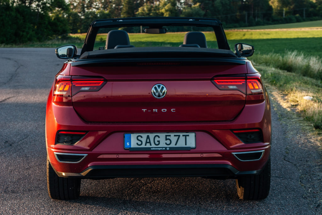 Röd Volkswagen T-Roc Cabriolets bakdel