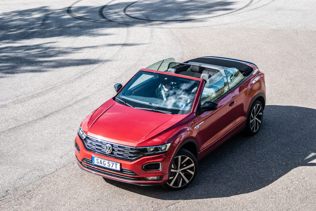 Röd Volkswagen T-Roc Cabriolet ovanifrån