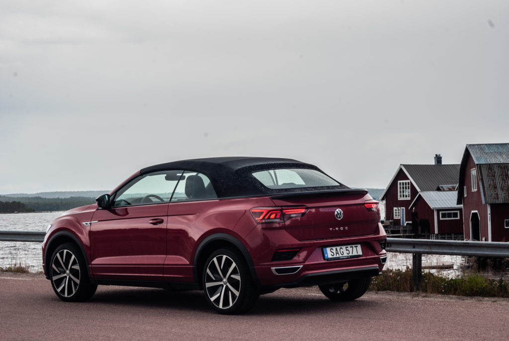 Röd Volkswagen T-Roc Cabriolet med taket på