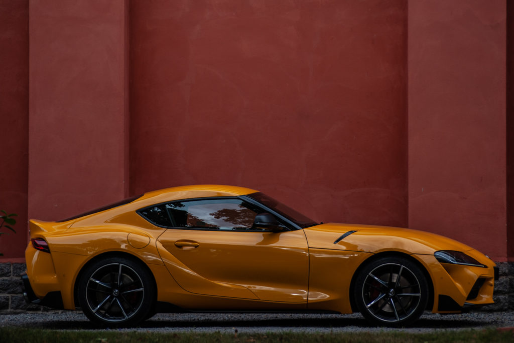 Gul Toyota GR Supra i profil