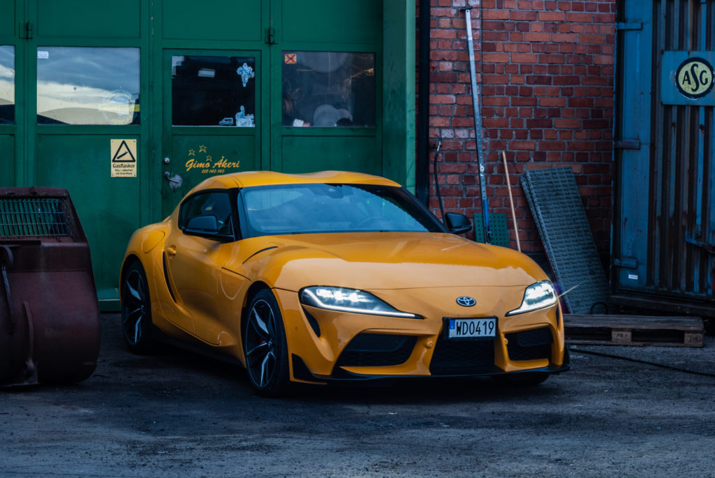 Gul Toyota GR Supra vif grön garageport
