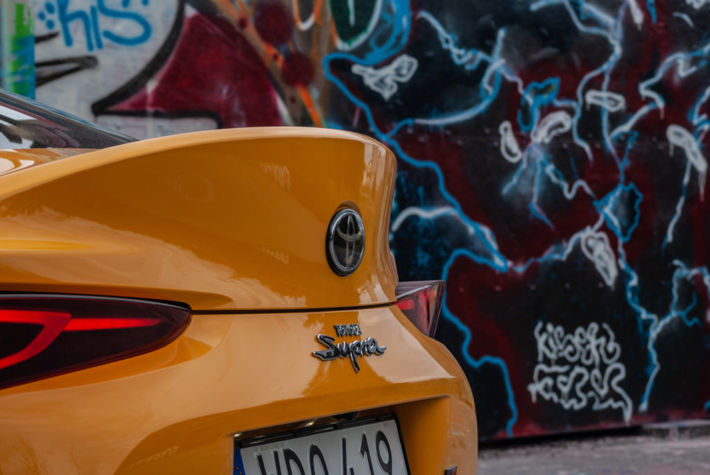 Gul Toyota GR Supra emblem på bakluckan