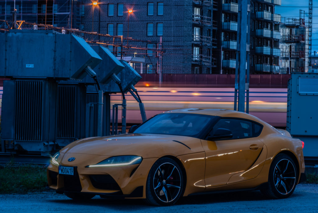 Gul Toyota GR Supra i skymningen