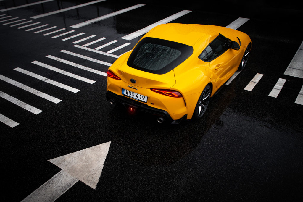 Gul Toyota GR Supra på våt mark