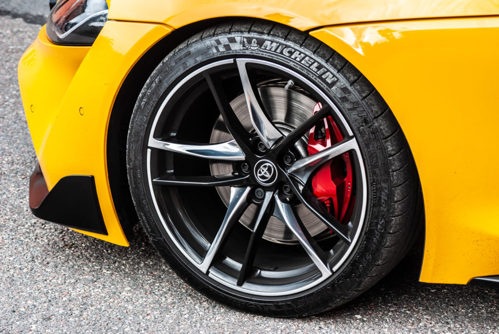 Michelin Pilot Super Sport-däck på en gul Toyota GR Supra