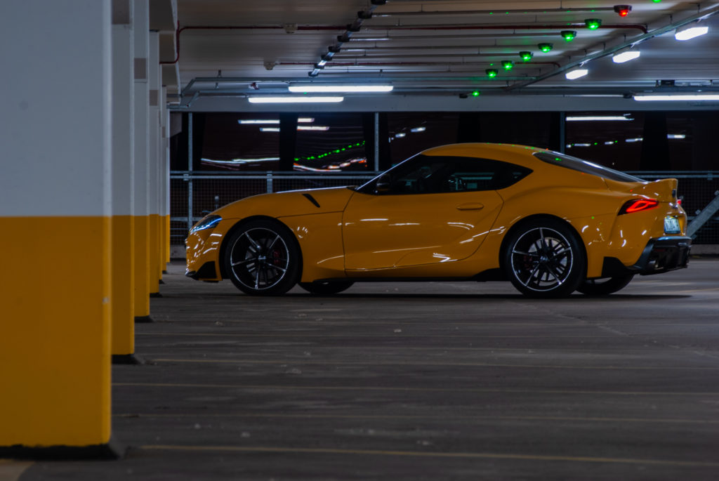 Gul Toyota GR Supra i parkeringshus