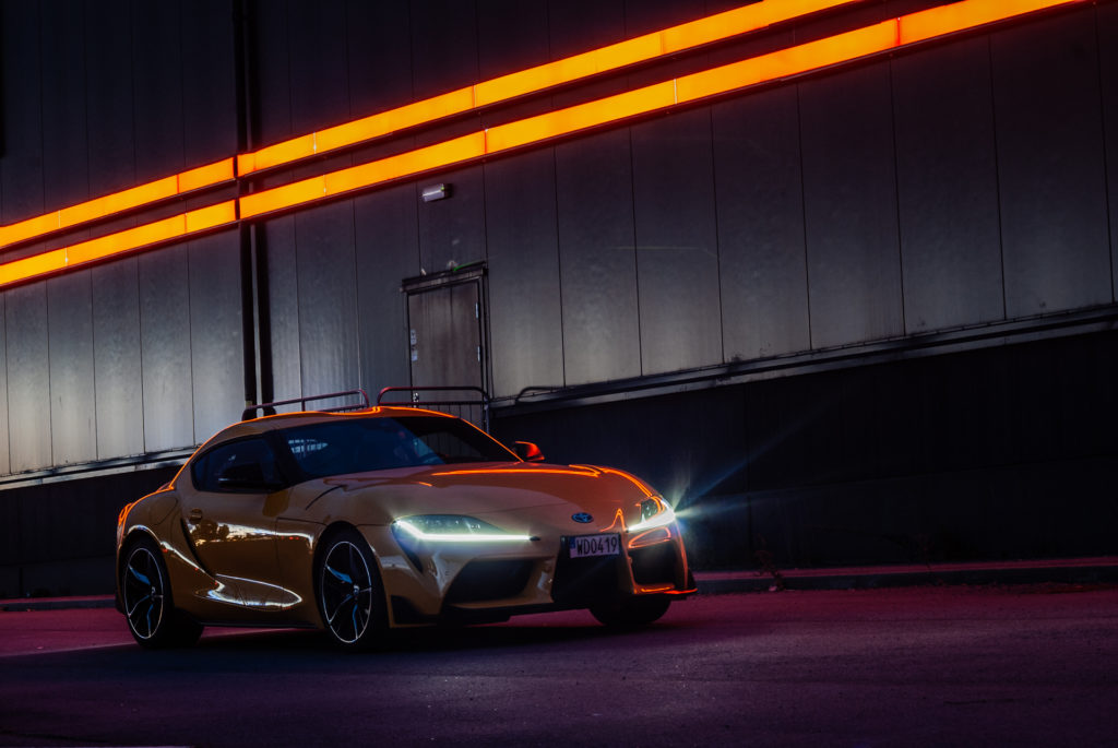 Gul Toyota GR Supra på natten