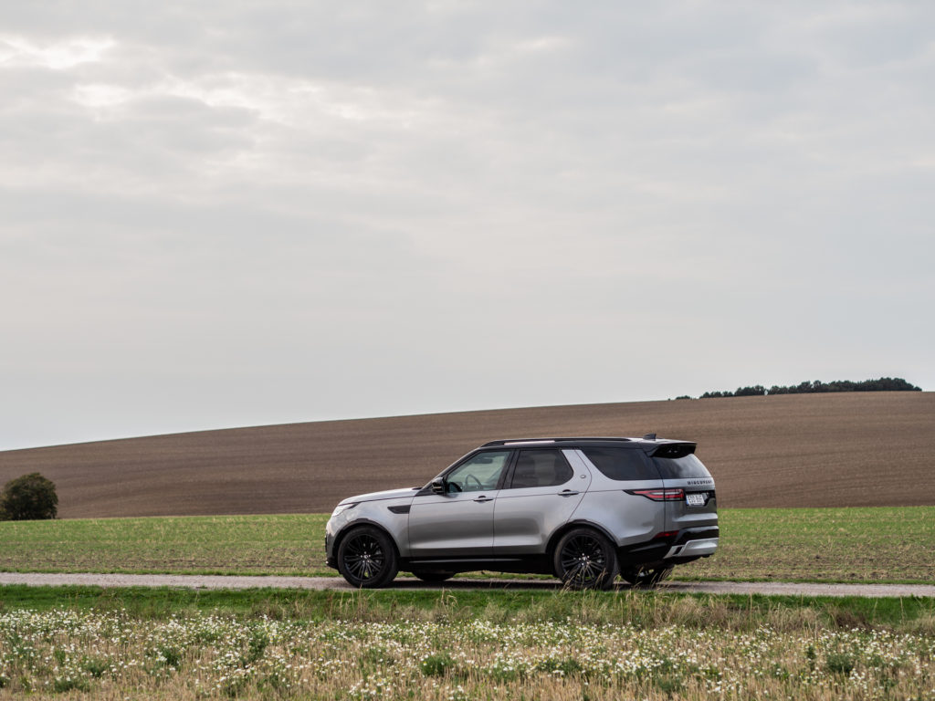 Land Rover Discovery vid skånska åkrar