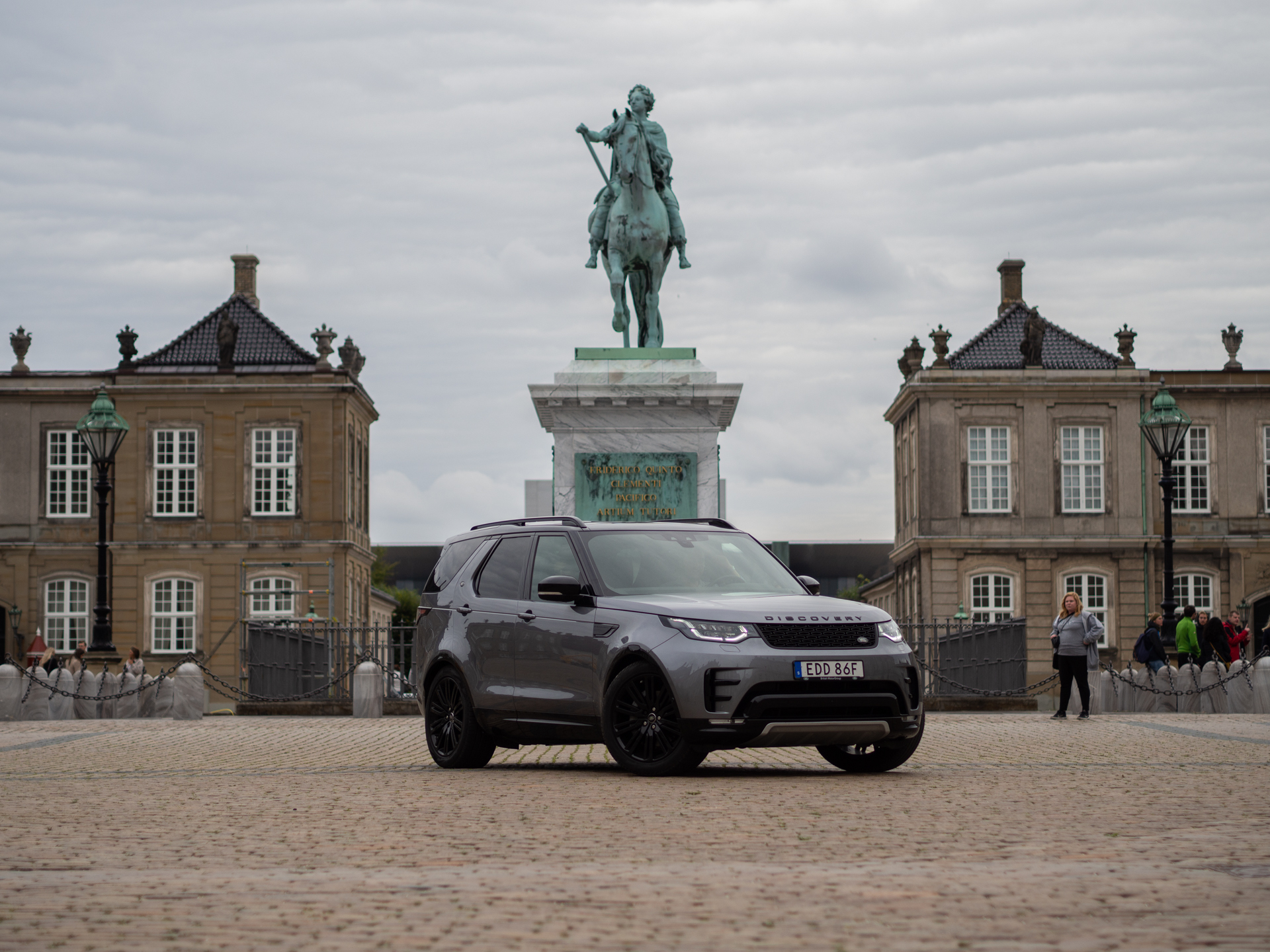 Land Rover Discovery på ett torg vid en staty