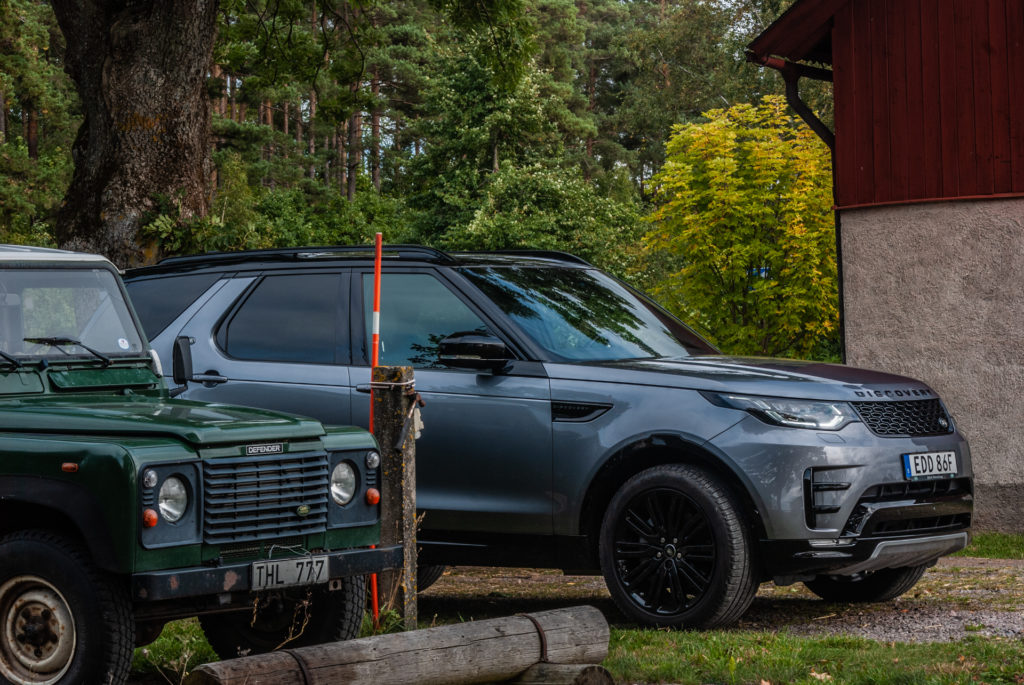 Land Rover Discovery och en gammal Defender, sida vid sida