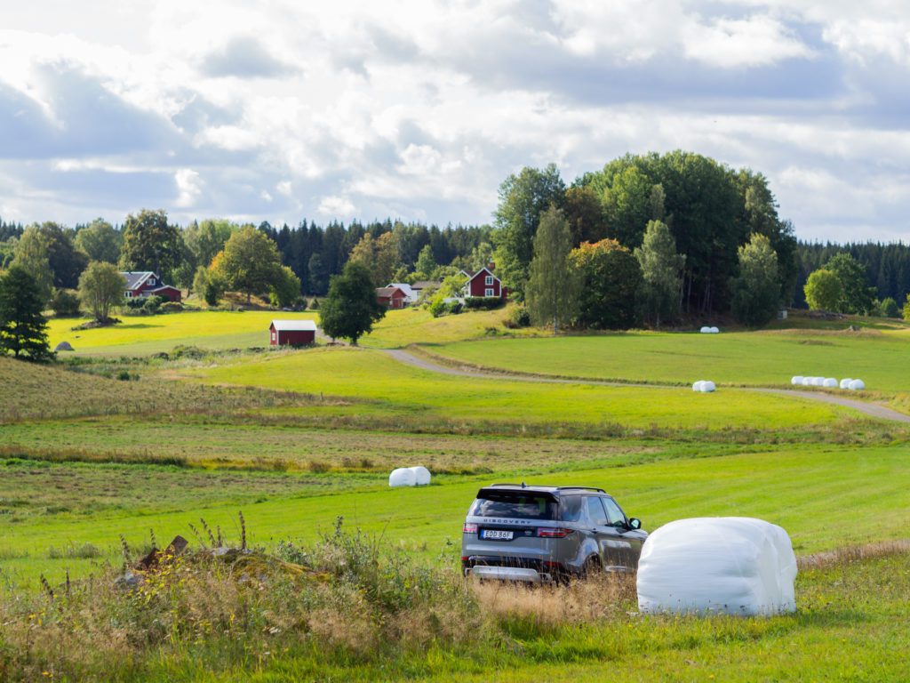 Discovery ute bland åkrar