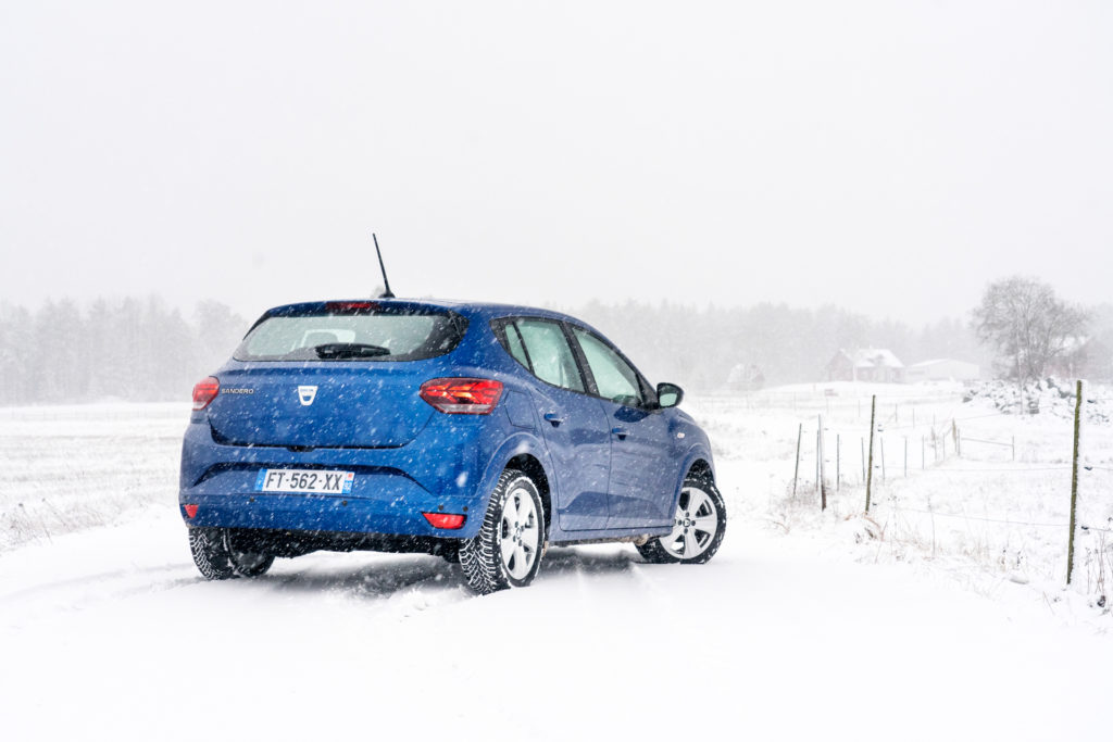 blå dacia sandero snett bakifrån