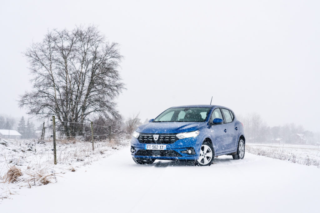 blå dacia sandero snett framifrån