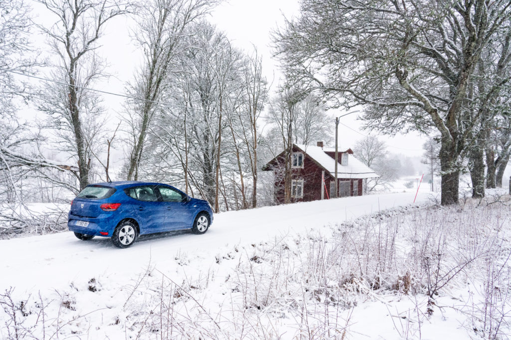 blå dacia sandero på landsväg
