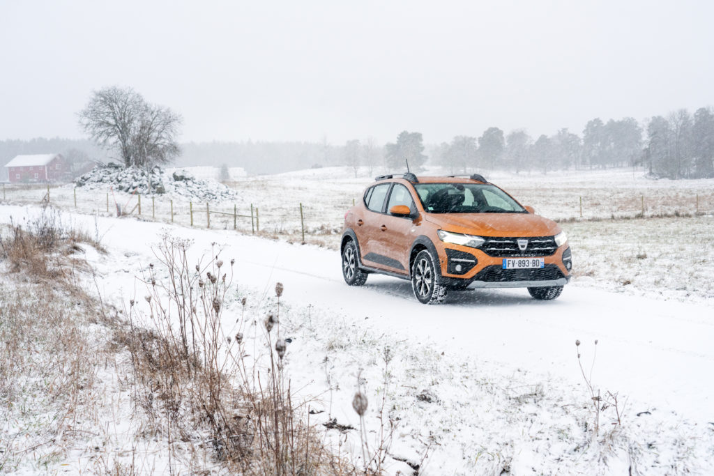 orange dacia sandero stepway och snö