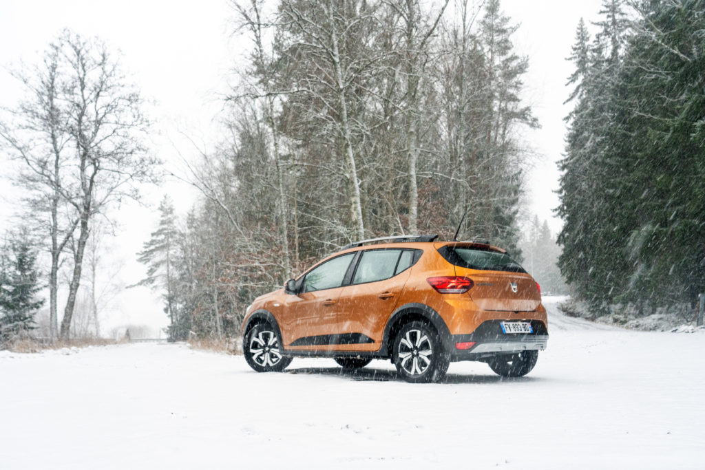 orange dacia sandero stepway snett bakifrån
